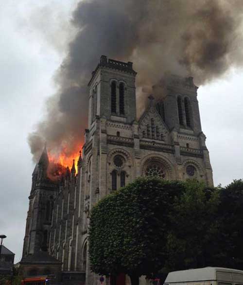 حريق هائل يلتهم كنيسة تاريخية في فرنسا (فيديو)