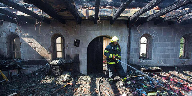 اتهام مستوطنين بحرق كنيسة الطابغة في طبريا